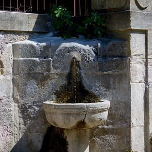 Fontaine en pierre sur mur de pierres et grille en fer. - France  - collection de photos clin d'oeil, catégorie rues